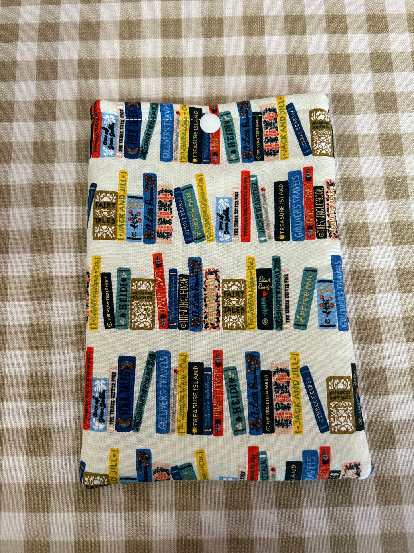 Snap Kindle Case - Cream Bookshelf