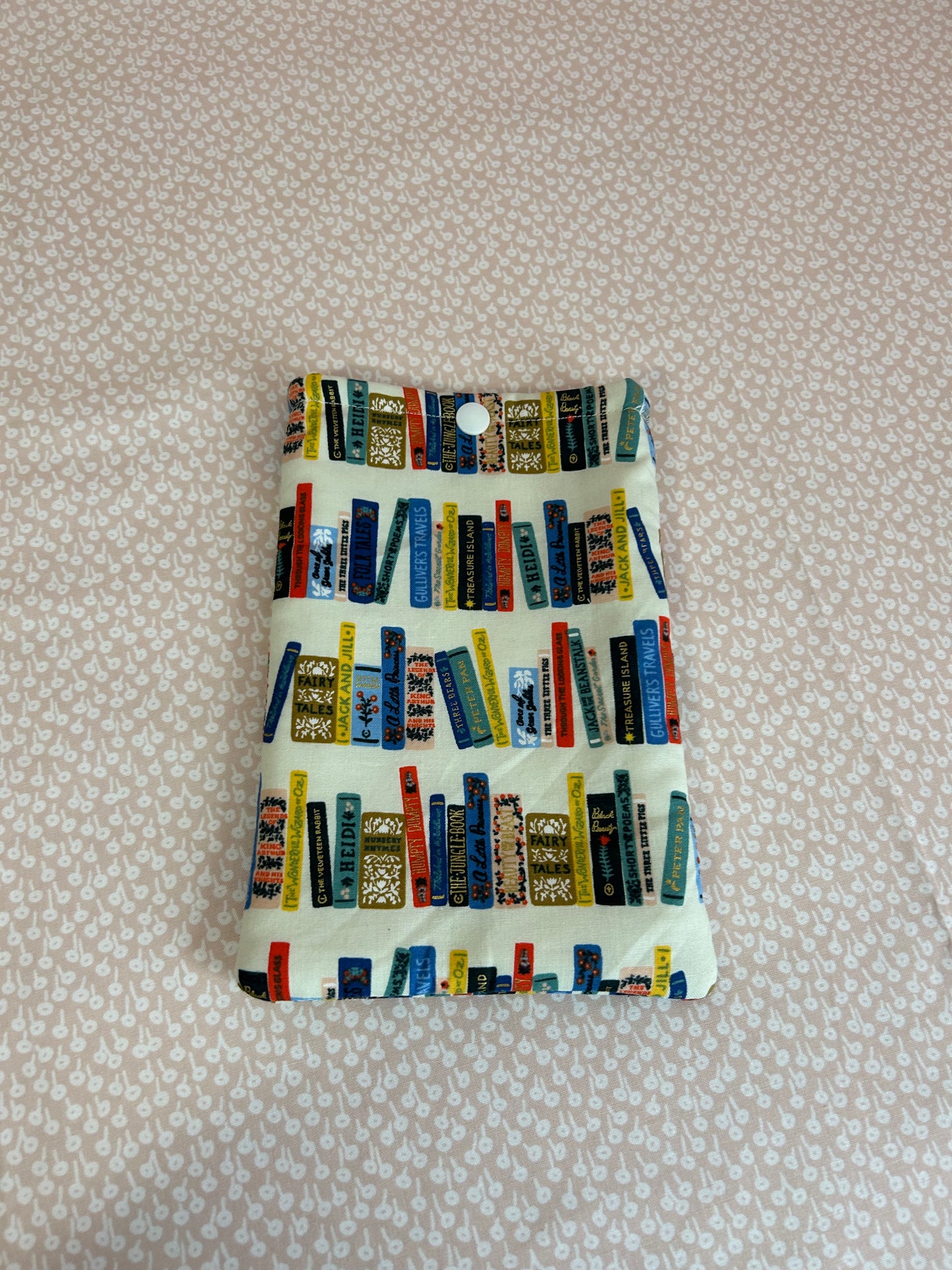 Snap Kindle Case - Cream Bookshelf