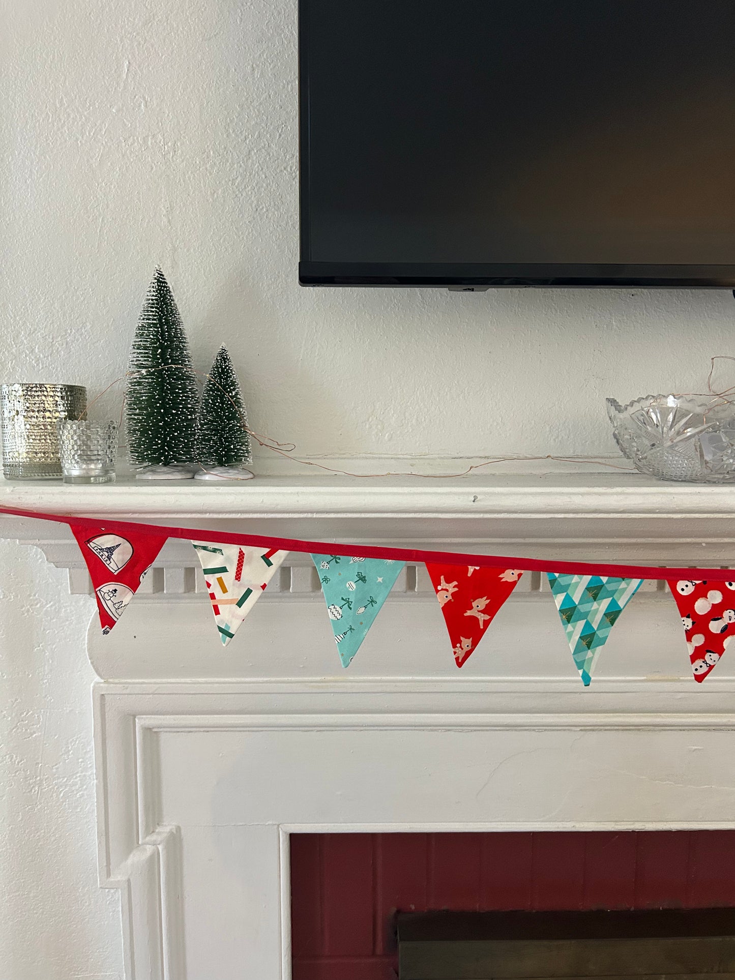 Christmas Bunting - Small Red Snow globe to Green Reindeer