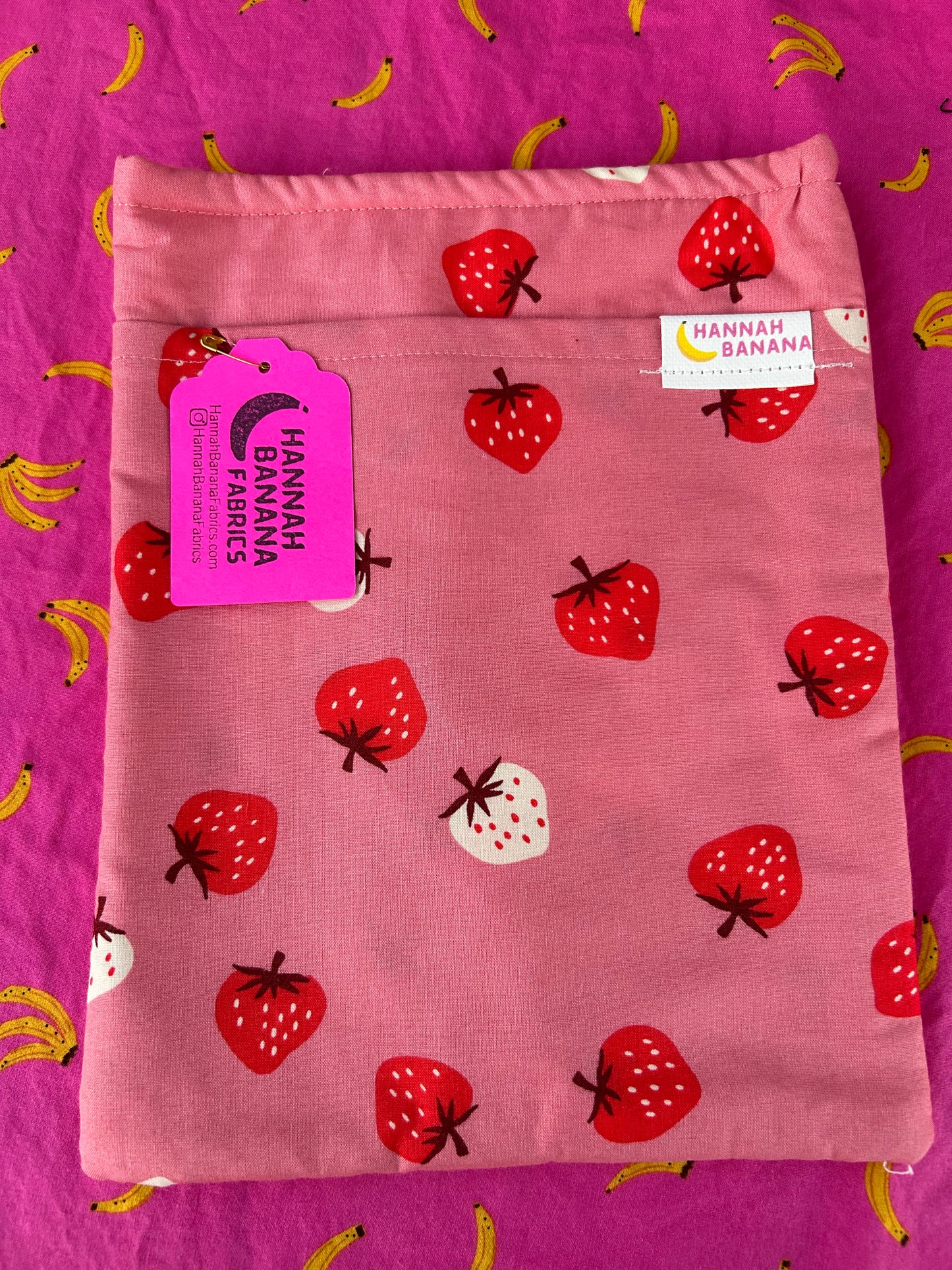 Medium Book Sleeve - Strawberry